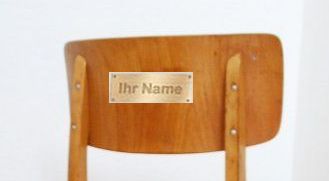 Stuhl mit Schild Ausschnitt